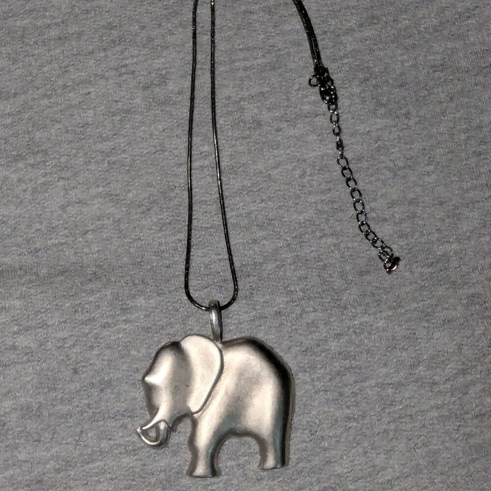 KT $1 with Bundle ~ Chain Necklace with Elephant Pendant 885 - Picture 1 of 3